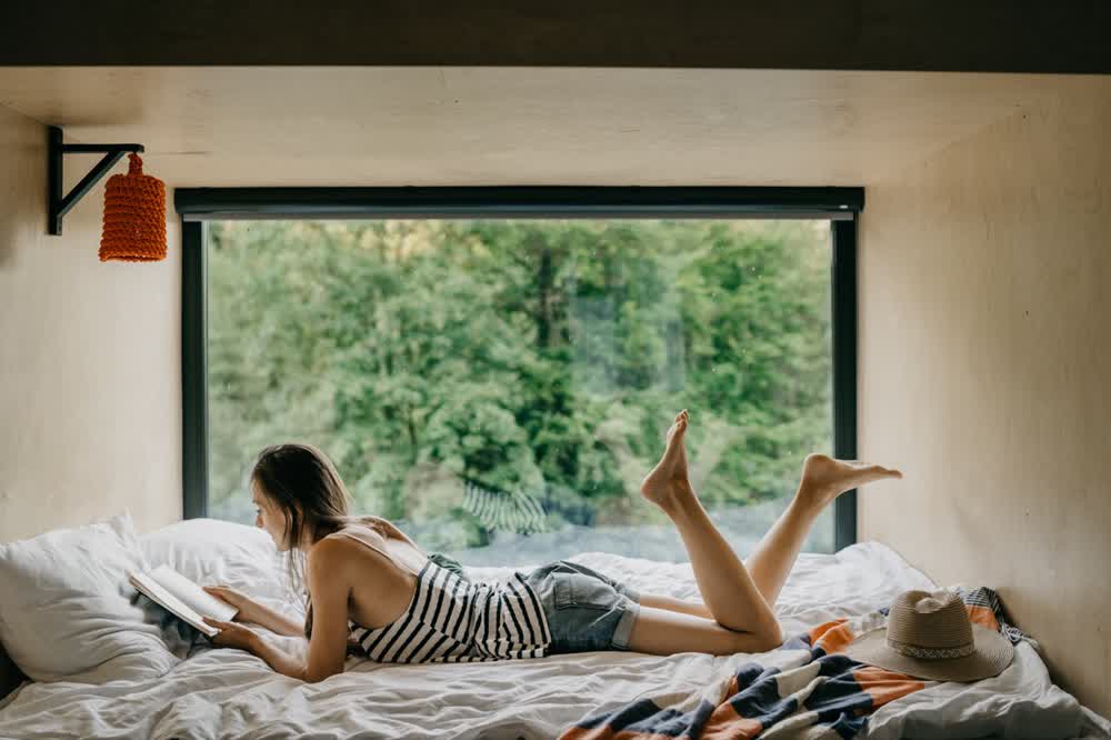 Wnętrze apartamentu w Szuflandii — jasny salon z widokiem na góry