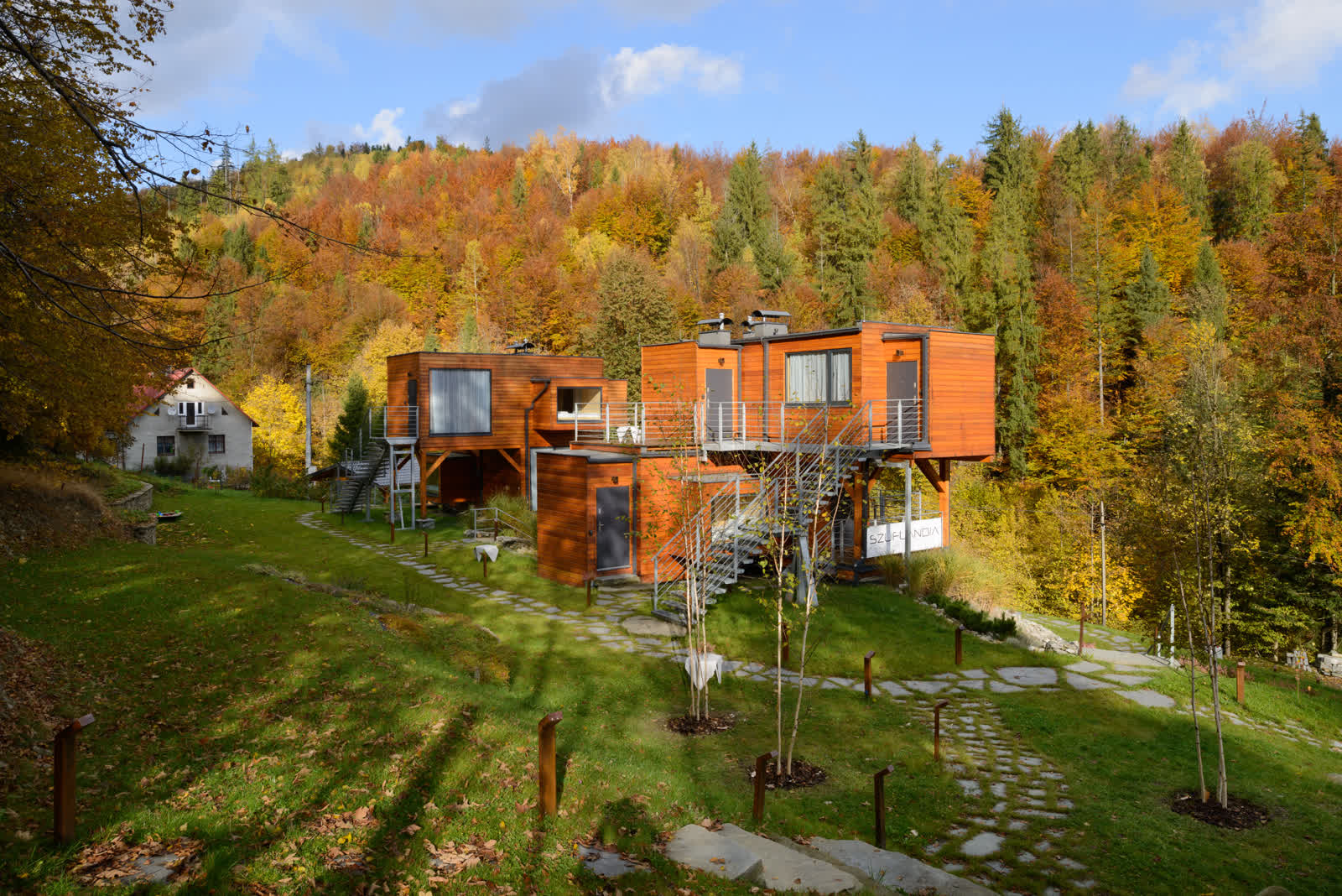 Apartamenty Szuflandia jesienią — panorama gór i złotych lasów
